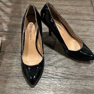 Zigi Soho black pumps size 6 Reese style shiny patent leather look NWOT